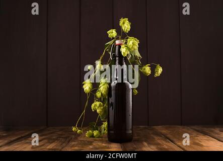 Birra. Birra leggera Cold Craft. Pinta di birra da vicino su uno sfondo di legno. Progettazione di bordi. Spazio di copia Foto Stock