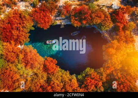 Grotta di Melissani con colori autunnali. Famoso lago Melissani sull'isola di Cefalonia, Karavomylos, Grecia. In cima alla Grotta di Melissani (Lago di Melissani) a Karavo Foto Stock