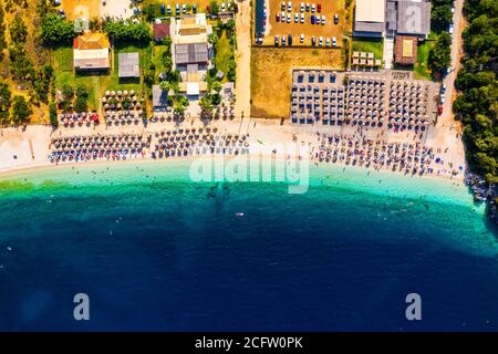 Bellissima acqua cristallina azzurra sulla spiaggia di Antisamos sull'isola di Cefalonia, Grecia. Bellissima baia di mare con spiaggia di Antisamos sull'isola di Cefalonia, Ionio Foto Stock