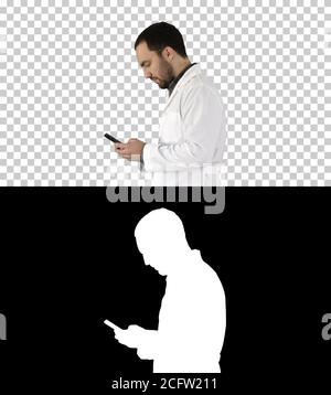 Medico ambulante o infermiera che testano su un telefono cellulare, canale alfa Foto Stock