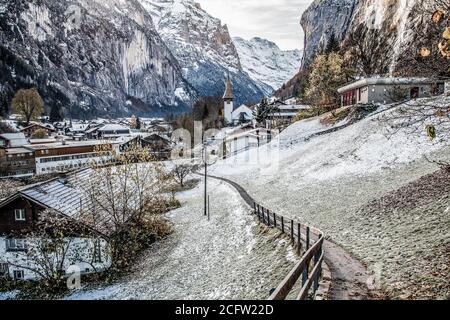 incredibile villaggio turistico alpino in inverno con la famosa chiesa e. Cascata di Staubbach Lauterbrunnen Svizzera Europa Foto Stock