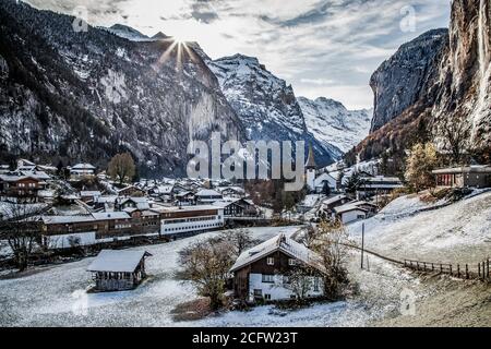 incredibile villaggio turistico alpino in inverno con la famosa chiesa e. Cascata di Staubbach Lauterbrunnen Svizzera Europa Foto Stock