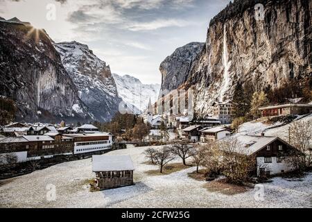 incredibile villaggio turistico alpino in inverno con la famosa chiesa e. Cascata di Staubbach Lauterbrunnen Svizzera Europa Foto Stock