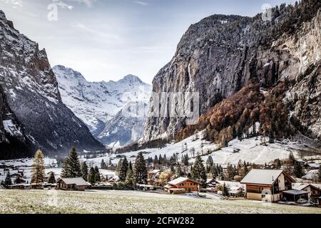 Incredibile villaggio turistico alpino in inverno Lauterbrunnen Svizzera Europa Foto Stock