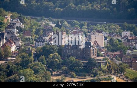 vista sul castello di klopp a bingen dal monumento niederwald vicino a ruedesheim, valle del reno, germania Foto Stock