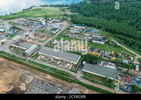 Vista aerea dell'area industriale suburbana o della zona con edifici industriali e attrezzature tecnologiche dall'alto, vista aerea. Foto Stock