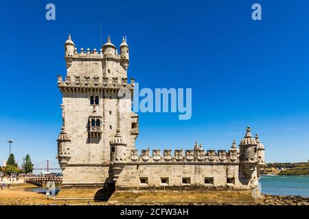 Vista sulla torre di Belem sulla riva del fiume Tejo a Lisbona, Portogallo. La Torre Belem (Torre de Belem), Lisbona, Portogallo. Ai margini del Tejo Foto Stock