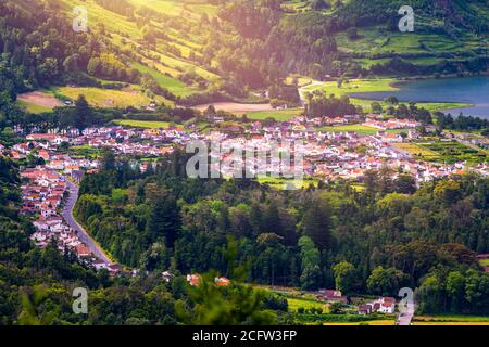 La sorprendente Laguna delle sette Città (Lagoa Das 7 Cidades), a Sao Miguel Azzorre, Portogallo. Laguna delle sette Città, isola di Sao Miguel, Azore Foto Stock