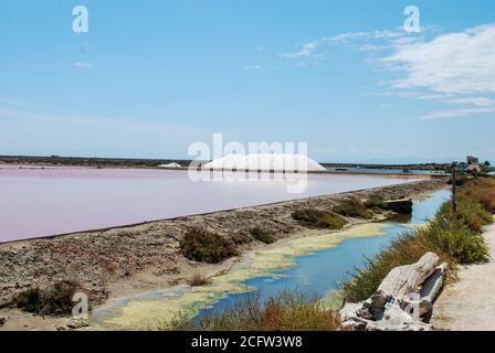 Le acque rosa che producono sale di Gruissan, francia Foto Stock