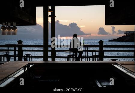 Il luogo perfetto per ammirare il tramonto a Maho Beach sull'isola di Sint Maarten, Caraibi olandesi Foto Stock