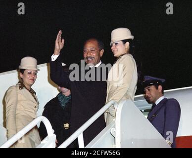 Il Presidente egiziano Anwar el Sadat onde come egli si diparte da una visita di stato in noi. Foto Stock