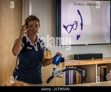 Briefing sullo snorkeling presso la crociera Fire and Dragons del vero Nord, Isole Sunda, Indonesia Foto Stock