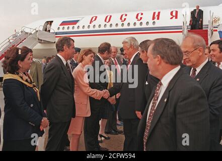 1994 - Il Presidente della Russia Boris Eltsin, soddisfare diversi capi di Stato al momento del suo arrivo. Foto Stock