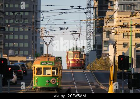 Melbourne Australia. Scene di vita quotidiana a Melbourne Australia. Tram storici su la Trobe Street Melbourne . Foto Stock