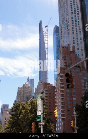 111 West 57th Street da Columbus Circle , chiamato anche Steinway Tower, un alto grattacielo residenziale in costruzione sulla Row dei Biliardari Foto Stock