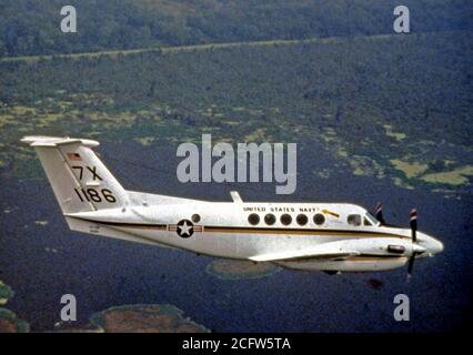 1979 - un'aria-aria - Vista laterale destra di un UC-12B velivoli da trasporto. L'UC-12B velivoli da trasporto. L'UC-12B è stato recentemente messo in servizio con la Marina Militare. Foto Stock