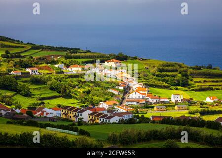 Vista del villaggio di Pedreira sulla costa nord-est dell'isola di Sao Miguel, Azzorre, Portogallo. Vista del villaggio di Pedreira e di Pico do Bartolomeu sulla costa nord-orientale Foto Stock