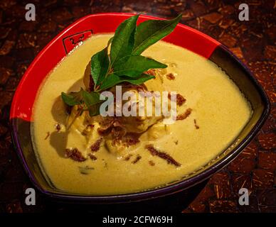 Una ciuffa di foglie di curry fresco sulla moolie meen come indietro nello Sri Lanka ricorda cucina-Chef Jimmy Shu di Hanuman a Darwin, territorio del Nord, Australia Foto Stock
