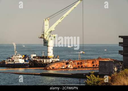 Autogru per navi industriali solleva la vecchia petroliera sommersa Delfi dal Mar Nero a Odessa, Ucraina 26 agosto 2020. La nave si è schiantata vicino al mare di riva. Cisterna di carico Foto Stock