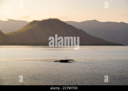 Isola vulcanica indonesiana dietro un sipario di nuvole, Isole Sunda, Indonesia Foto Stock