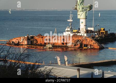 Autogru per navi industriali solleva la vecchia petroliera sommersa Delfi dal Mar Nero a Odessa, Ucraina 26 agosto 2020. La nave si è schiantata vicino al mare di riva. Cisterna di carico Foto Stock