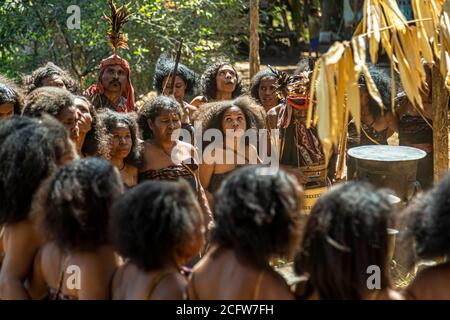 No Moko - No sposarsi. Un sposo novizio sull'isola indonesiana di Flores non può mai riunirsi senza tamburi di bronzo. Crociera con fuoco e draghi del vero Nord, Isole Sunda, Indonesia Foto Stock