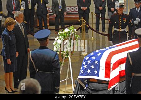 Presdient George W Bush e la First Lady Laura Bush pagare loro finale rispetti a Presidente Gerald Ford come suo scrigno risiede nel Capitol Rotunda a Washington D.C., il 1 gennaio, 2007. Il personale DoD stanno contribuendo ad onorare la Ford, la trentottesima presidente degli Stati Uniti, scomparso il dicembre 26th. Dopo i funerali di stato nel Capitol Rotunda e un servizio funebre presso la Cattedrale Nazionale di Washington, Ford rimane sarà volato a Michigan per la sepoltura. Foto Stock