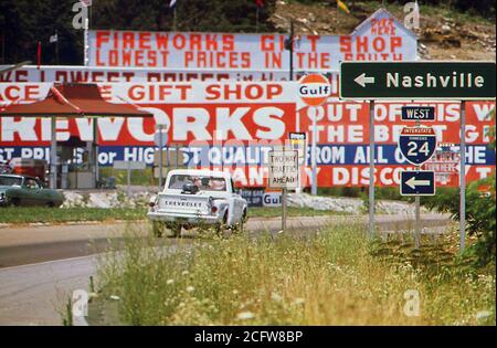 Inquinamento visivo lungo la Interstate 24 est di Nashville, Tennessee, Settembre 1972 Foto Stock