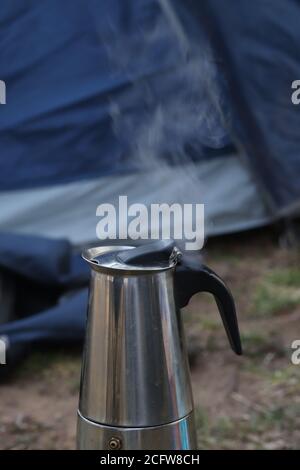 Macchina per il caffè con piano cottura e tenda sullo sfondo Foto Stock