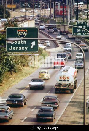 Schuykill Expressway (I-676) Velocizza il traffico tra il centro città e la zona nord e sobborghi Occidentali, Agosto 1973 Foto Stock