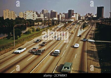 Schuykill Expressway (I-676) Velocizza il traffico tra il centro città e la zona nord e sobborghi Occidentali, Agosto 1973 Foto Stock