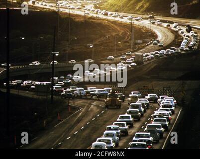 Mattina ora di punta del traffico su H-1 freeway avvicinando Honolulu da ovest. Pendolari provengono da tale crescita veloce zone come il Pearl City e Mililani town, Ottobre 1973 Foto Stock