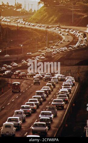 Mattina ora di punta del traffico su H-1 freeway avvicinando Honolulu da ovest. Pendolari provengono da tale crescita veloce zone come il Pearl City e Mililani town, Ottobre 1973 Foto Stock