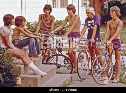 Teens su biciclette parlare davanti a una casa in New Ulm, MN nel 1973 Foto Stock