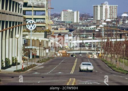 Lone auto su una strada di solito riempiti con i driver di domenica dà un'idea della portata del divieto di domenica la benzina vendite erano sugli automobilisti 12/1973 Foto Stock