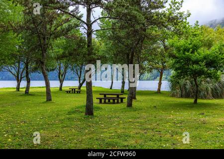 Bella vista del Giardino della Laguna Blu intorno a sette Città Lago 'Lagoa das Sete Cidades', Azzorre, Sao Miguel, Azzorre. Foto Stock