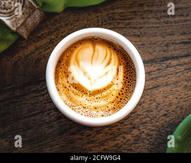 Vista dall'alto di un cortado con cuore latte art Foto Stock