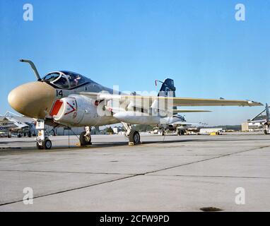 1978 - Una vista anteriore sinistra di una marina A-6E intruso aereo seduto sulla linea di volo. L'intruso è da marino medio per tutte le stagioni lo squadrone di attacco 332 (VMAWF-332). Foto Stock