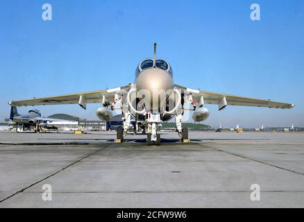 1978 - una vista frontale di una marina A-6E intruso aereo seduto sulla linea di volo. L'intruso è da marino medio per tutte le stagioni lo squadrone di attacco 332 (VMAWF-332). Foto Stock