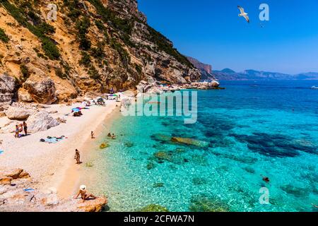 Spiaggia Cala Mariolu in Sardegna. Cala Mariolu famosa spiaggia. Italia Sardegna Provincia di Nuoro Parco Nazionale della Baia di Orosei e Gennargentu Cala Mario Foto Stock