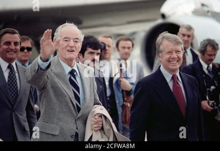 1977 - Il presidente Jimmy Carter e il senatore Hubert H. Humphrey, Democratici, Minnesota, camminare per un elicottero dopo essere arrivati alla base. Vice Presidente Walter Mondale è in background. Foto Stock