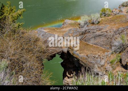 Arch rock con arcobaleno nascosto catturato alle Shoshone Falls, Twin Falls ID Foto Stock