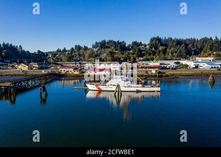 Nave della Guardia Costiera degli Stati Uniti ormeggiata a Coos Bay, Oregon. Foto Stock