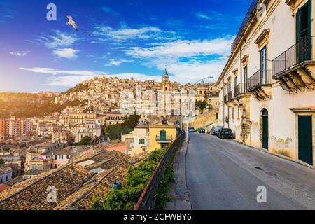 Vista di Modica, Sicilia, Italia. Modica (Provincia di Ragusa), vista sulla città barocca. Sicilia, Italia. Antica città Modica dall'alto, Sicilia, Italia Foto Stock