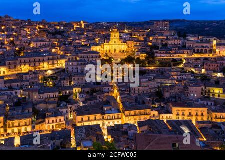 Vista di Modica, Sicilia, Italia. Modica (Provincia di Ragusa), vista sulla città barocca. Sicilia, Italia. Antica città Modica dall'alto, Sicilia, Italia Foto Stock