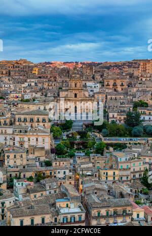 Vista di Modica, Sicilia, Italia. Modica (Provincia di Ragusa), vista sulla città barocca. Sicilia, Italia. Antica città Modica dall'alto, Sicilia, Italia Foto Stock