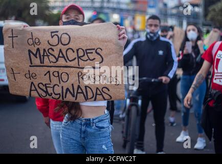 Bogotà, Colombia. 4 Settembre 2020. Una persona tiene in mano un cartello che recita "più di 50 massacri, più di 190 persone uccise. Credit: Daniel Garzon Herazo/ZUMA Wire/Alamy Live News Foto Stock