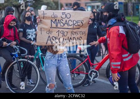 Bogotà, Colombia. 4 Settembre 2020. Una persona tiene in mano un cartello che recita "più di 50 massacri, più di 190 persone uccise. Credit: Daniel Garzon Herazo/ZUMA Wire/Alamy Live News Foto Stock