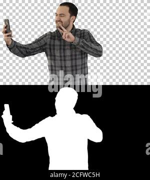 Uomo allegro portatore che prende selfie, canale alfa Foto Stock