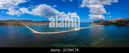 Veduta aerea del Ponte De Bosset nella città di Argostoli sull'isola di Cefalonia. Ponte de Bosset sul lago di Argostoli, Cefalonia. Obelisco e il de Bo Foto Stock